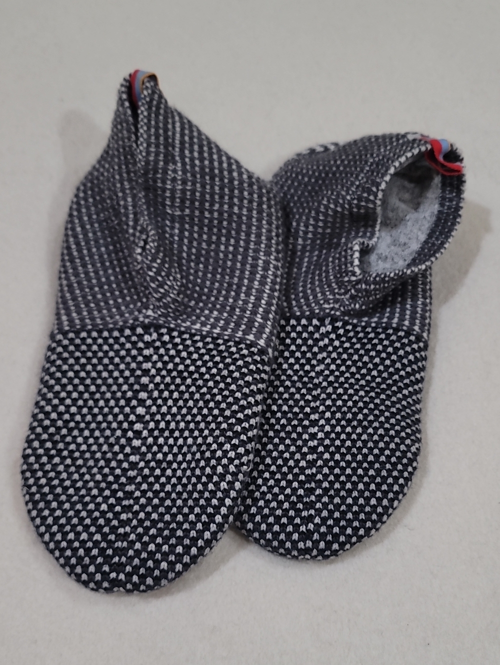 Like NEW Bombas Unisex Gripper Slippers/shoe Socks Size L (M 10-12.5, W 12-14)
